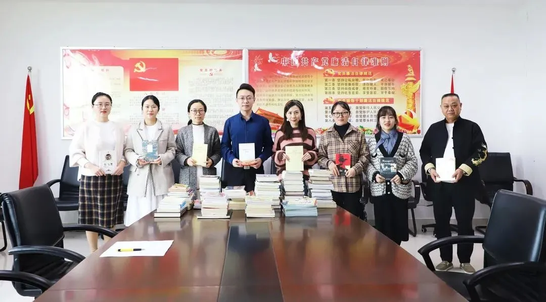 九游娱乐官网
在高安市皂上村小组举行捐赠图书仪式活动